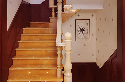 林甸中式别墅室内汉白玉石楼梯的定制安装装饰效果